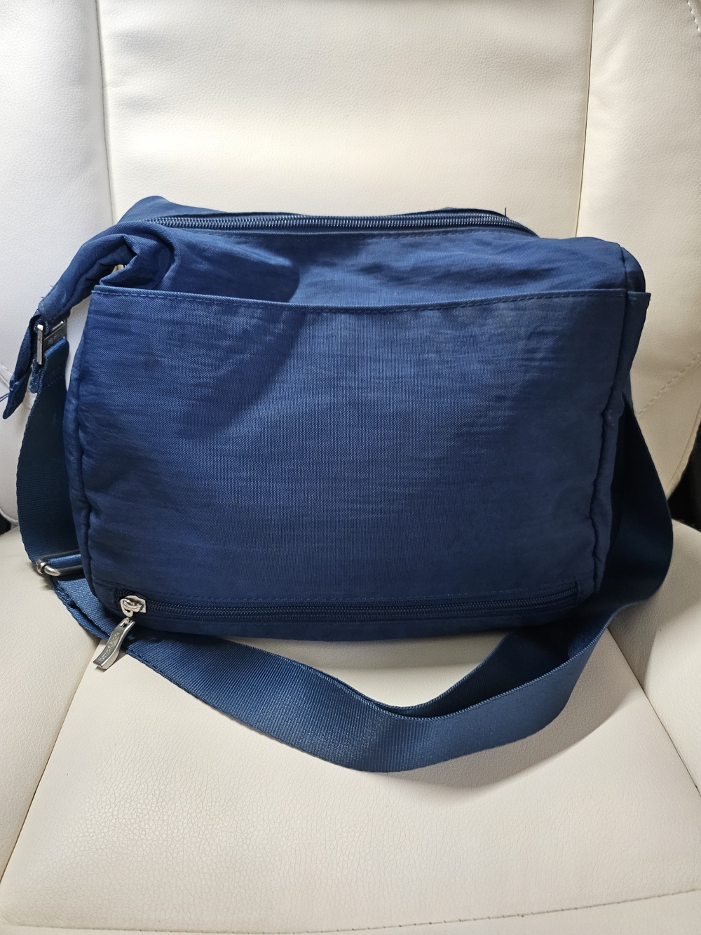 Baggallini Deep Blue Crossbody with Matching Wristlet - Picture 7 of 16